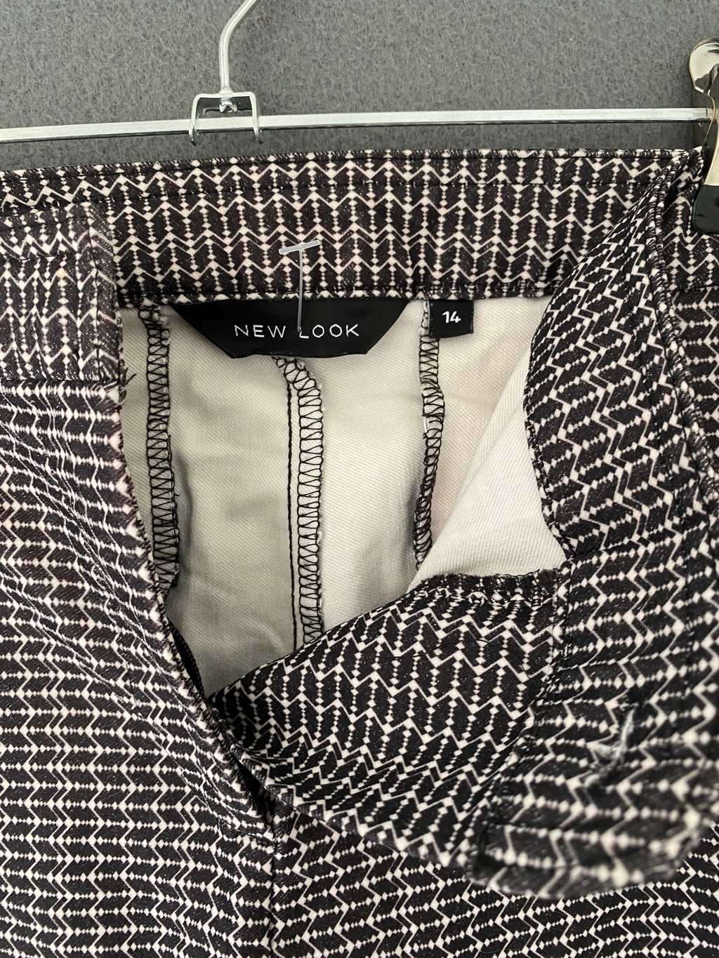 Pantalon fuselé à imprimé graphique noir et blanc