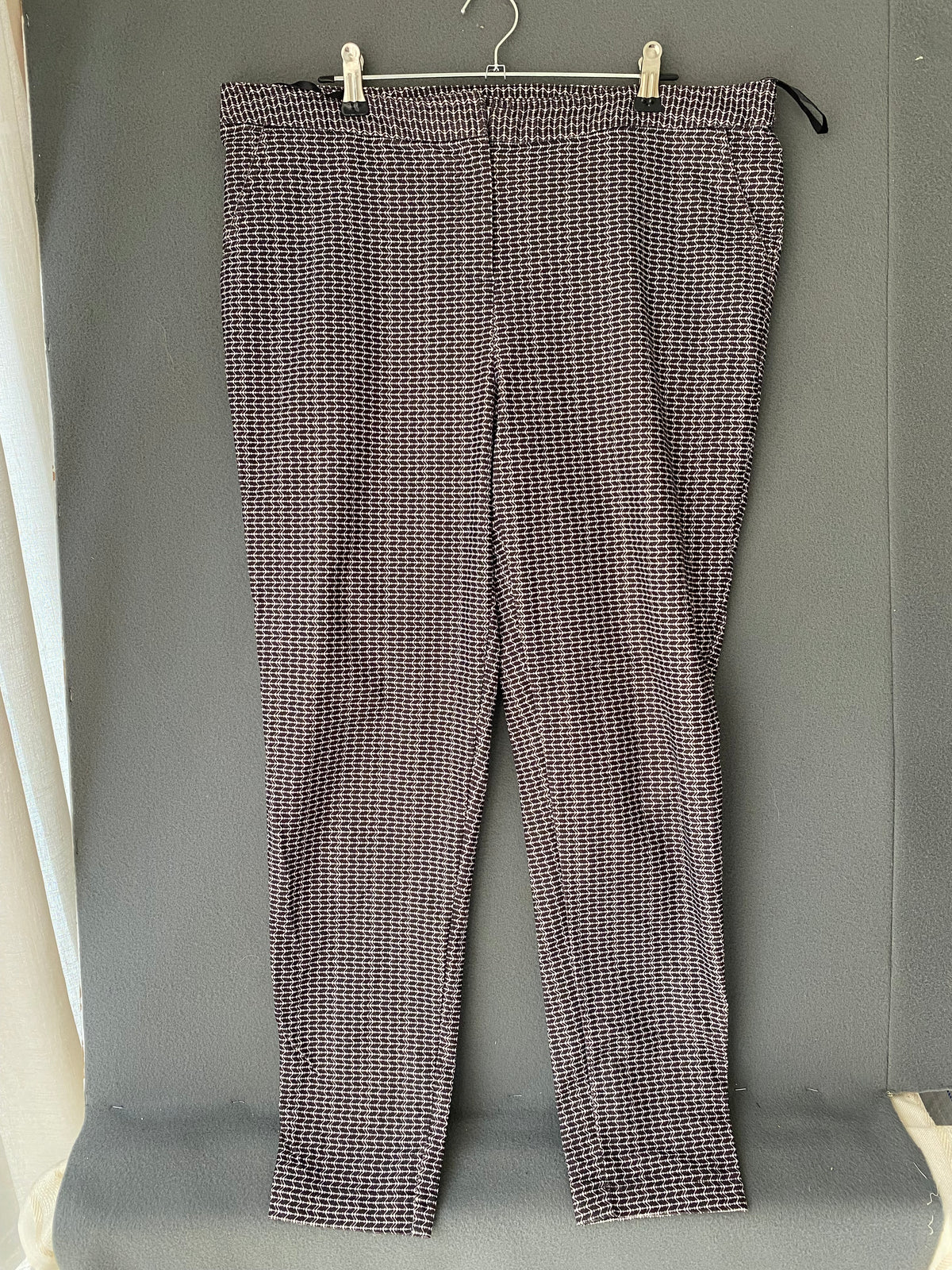 Pantalon fuselé à imprimé graphique noir et blanc
