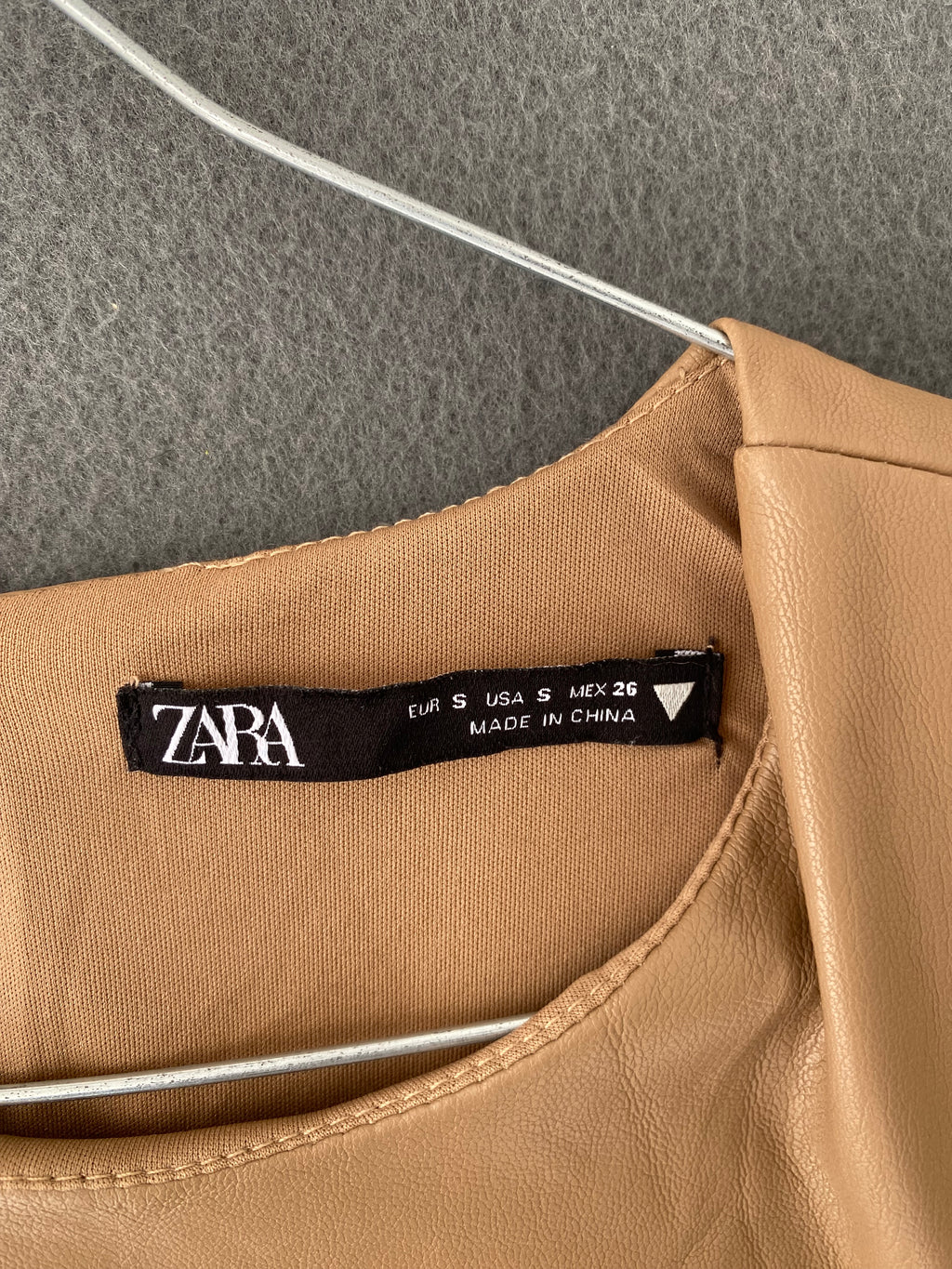 Robe en simili cuir camel à épaulettes
