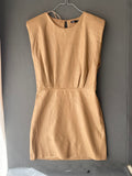 Robe en simili cuir camel à épaulettes