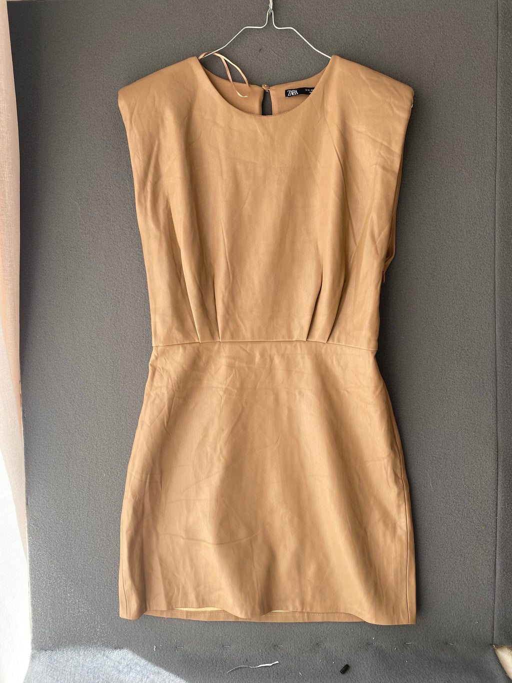 Robe en simili cuir camel à épaulettes