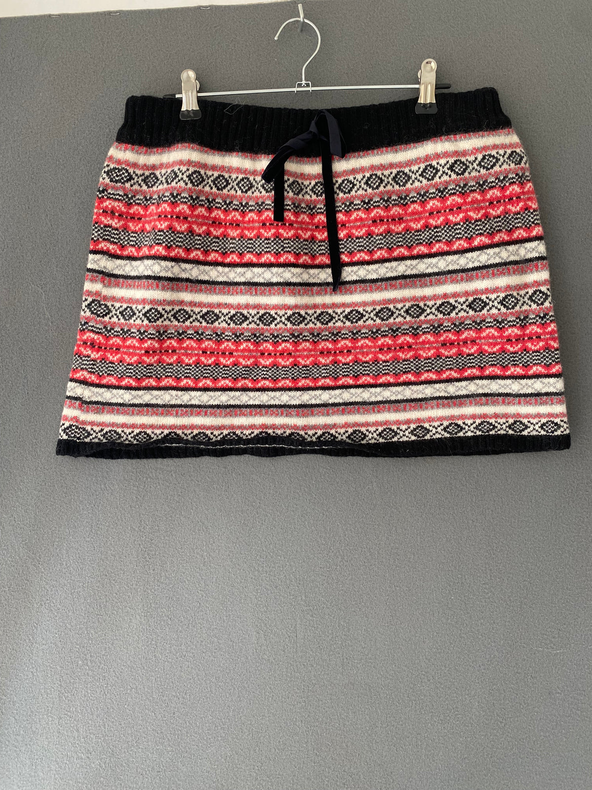 Mini-jupe en maille jacquard rouge et noir