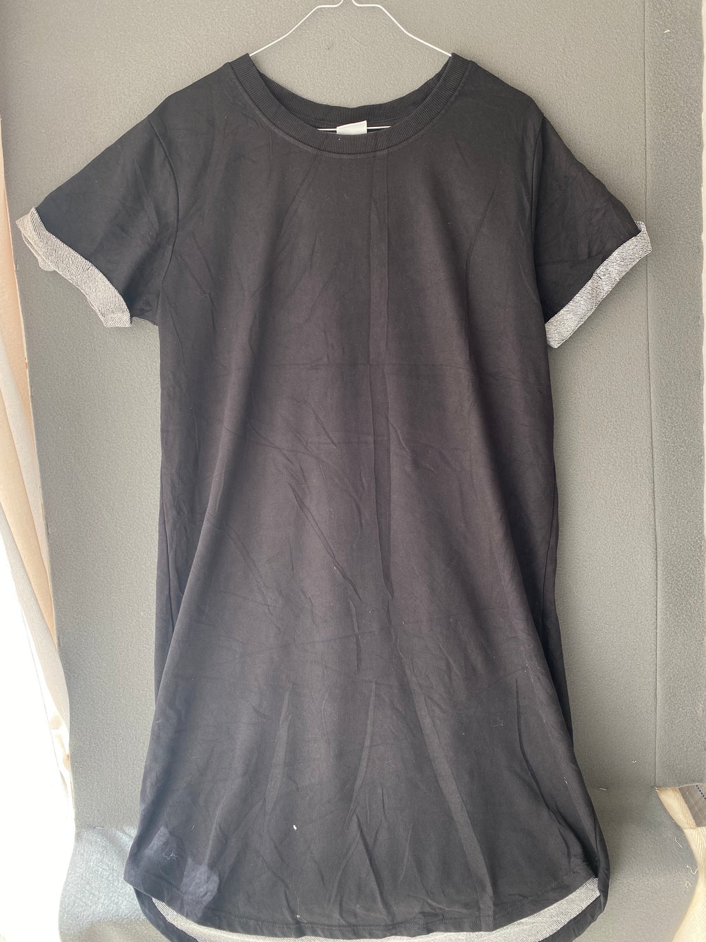 Robe t-shirt noire à revers gris