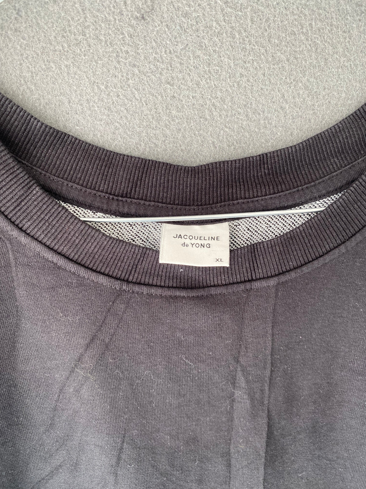Robe t-shirt noire à revers gris
