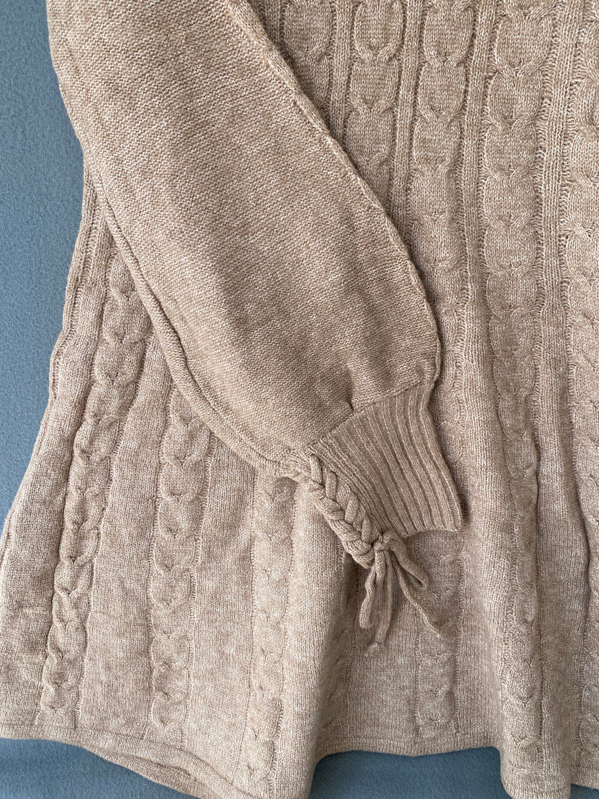Robe pull camel à torsades et col V