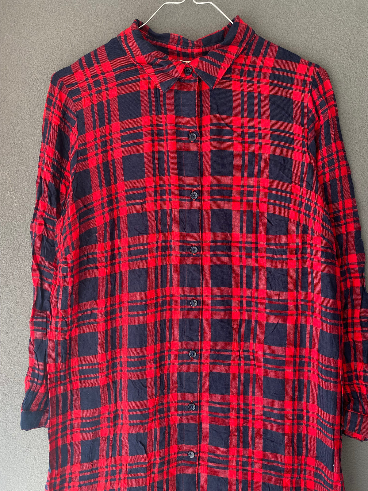 Robe chemise longue à carreaux tartan rouge et marine