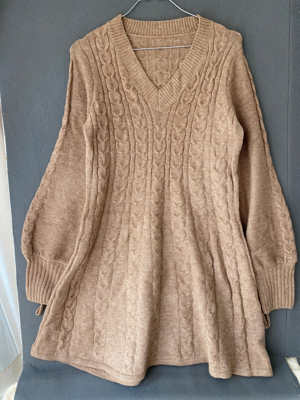 Robe pull camel à torsades et col V