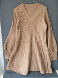 Robe pull camel à torsades et col V