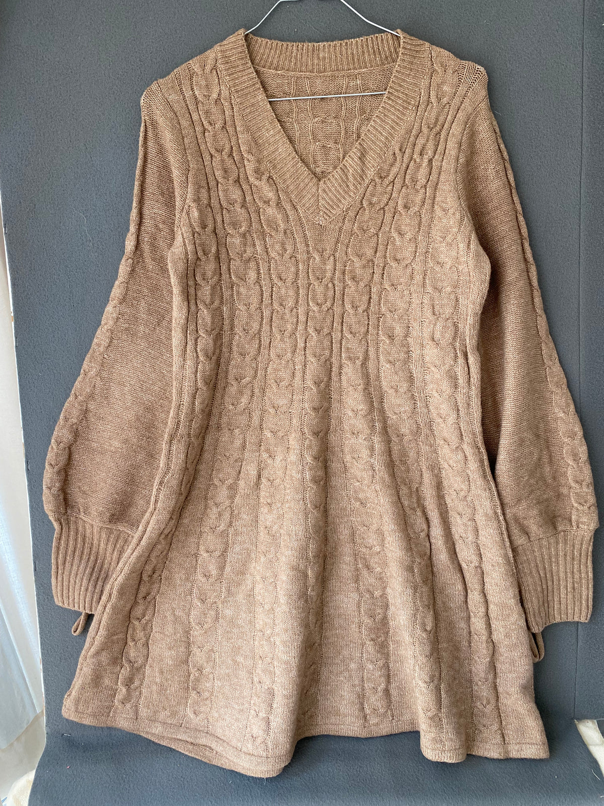 Robe pull camel à torsades et col V