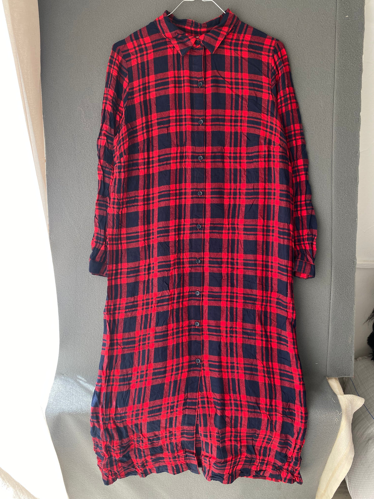 Robe chemise longue à carreaux tartan rouge et marine
