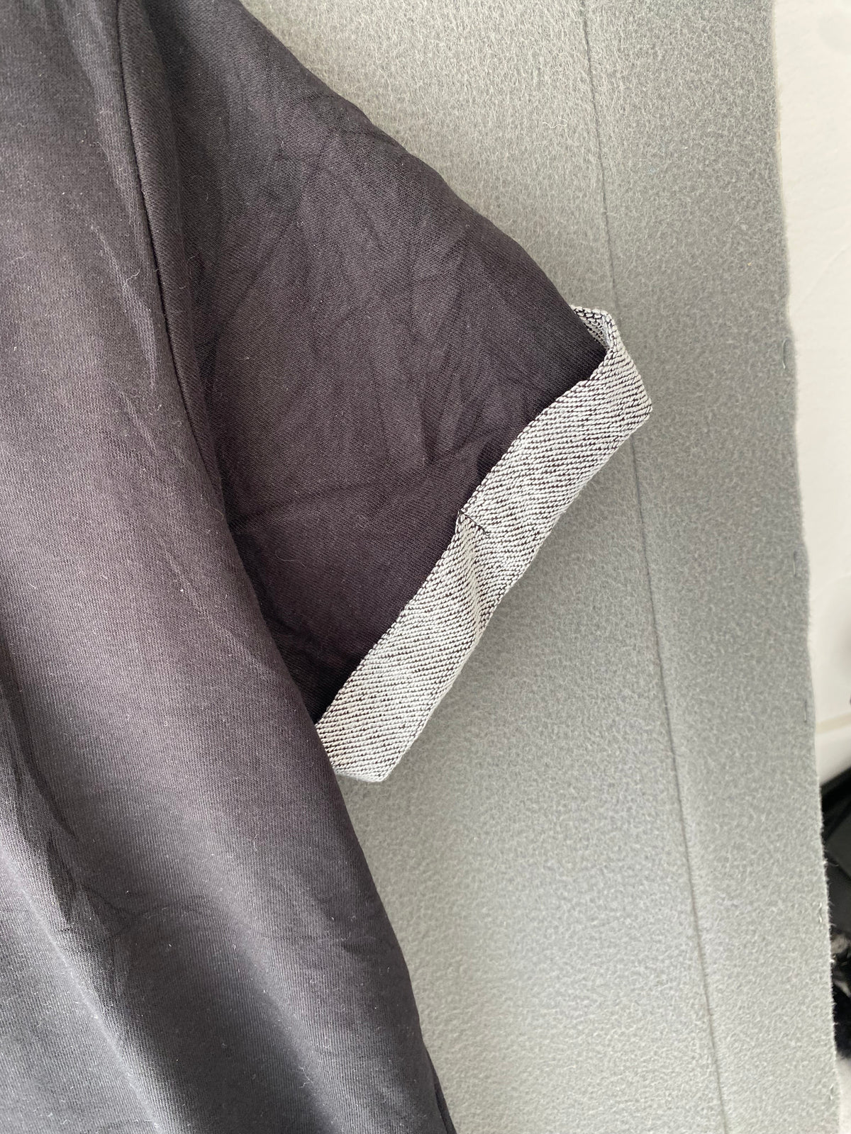 Robe t-shirt noire à revers gris