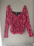 Top en résille fleuri rose et rouge froncé