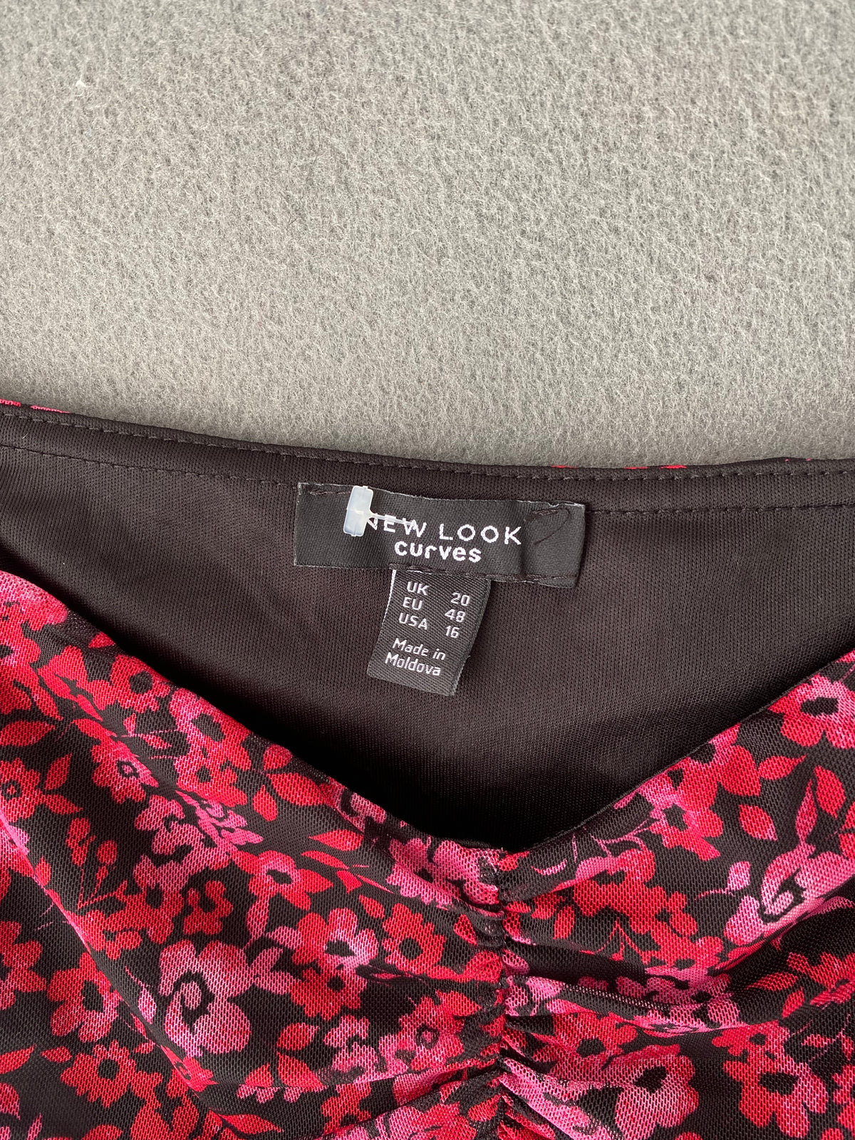 Top en résille fleuri rose et rouge froncé