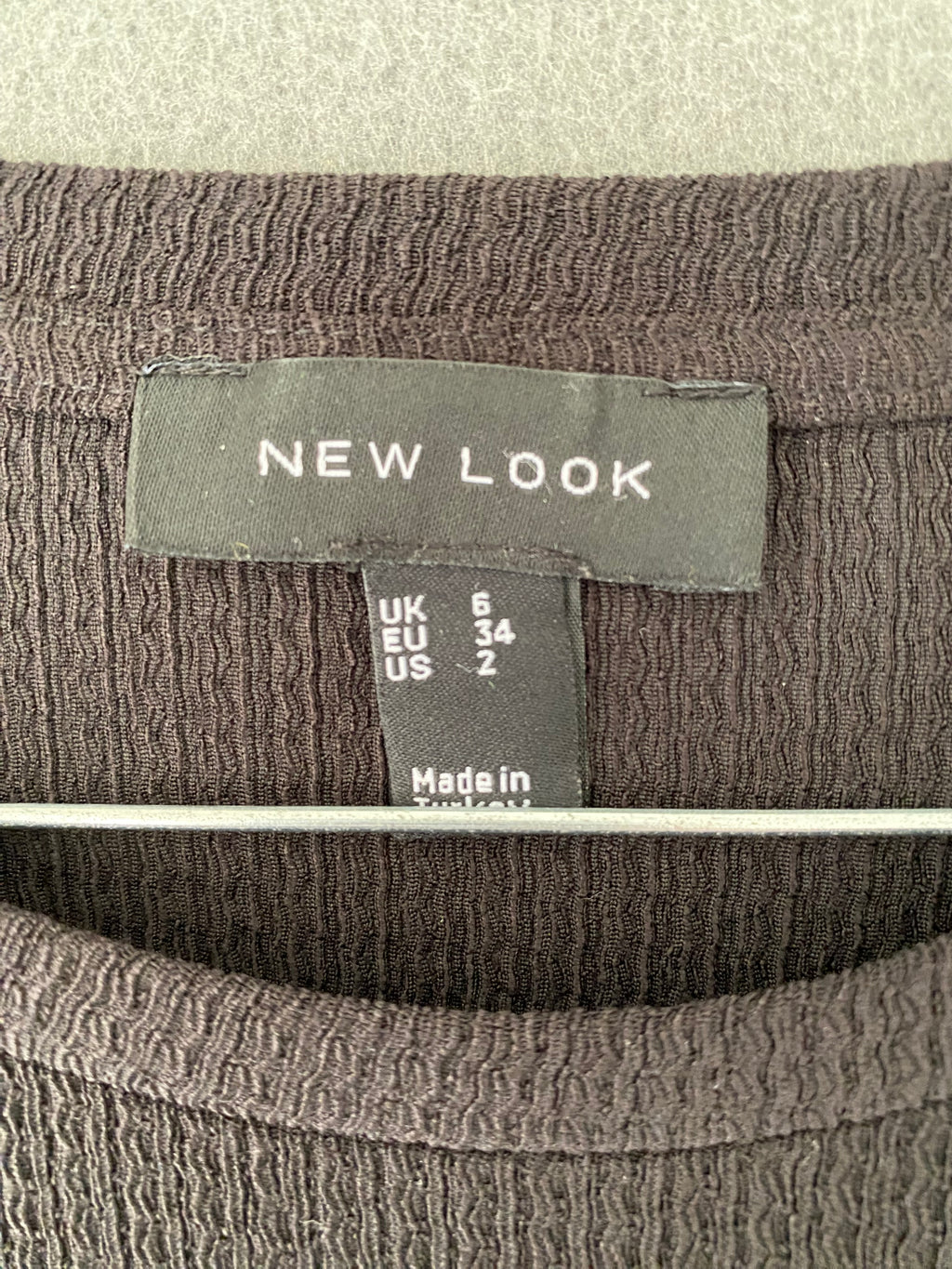 Robe noire texturée à manches bouffantes