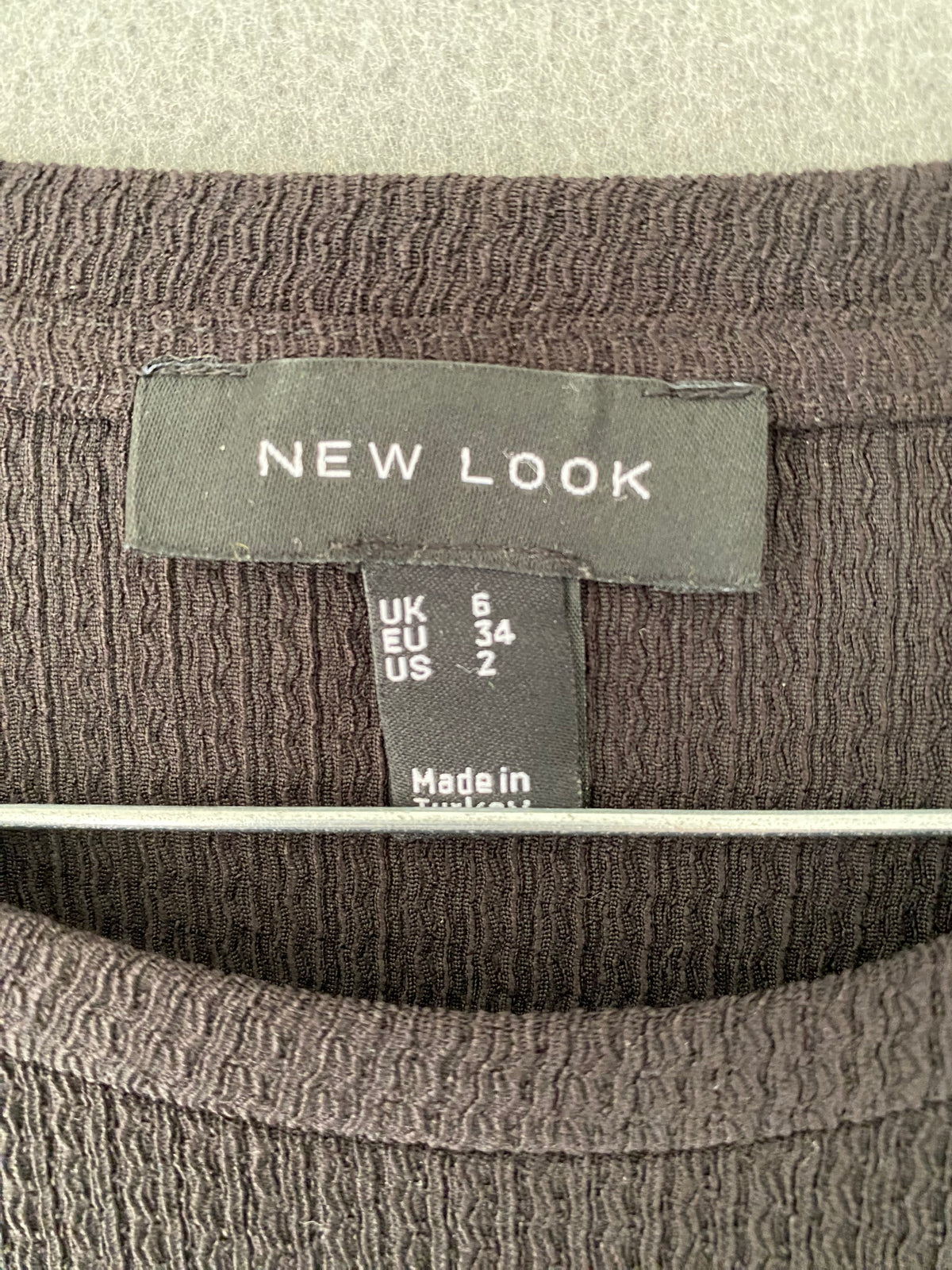 Robe noire texturée à manches bouffantes