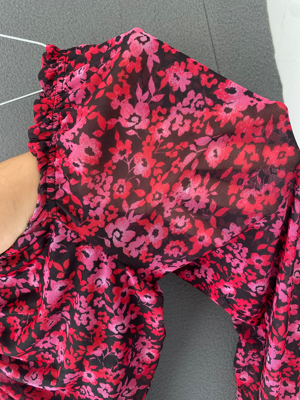 Top en résille fleuri rose et rouge froncé