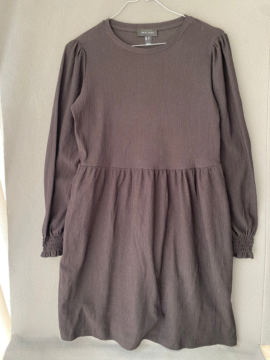 Robe noire texturée à manches bouffantes