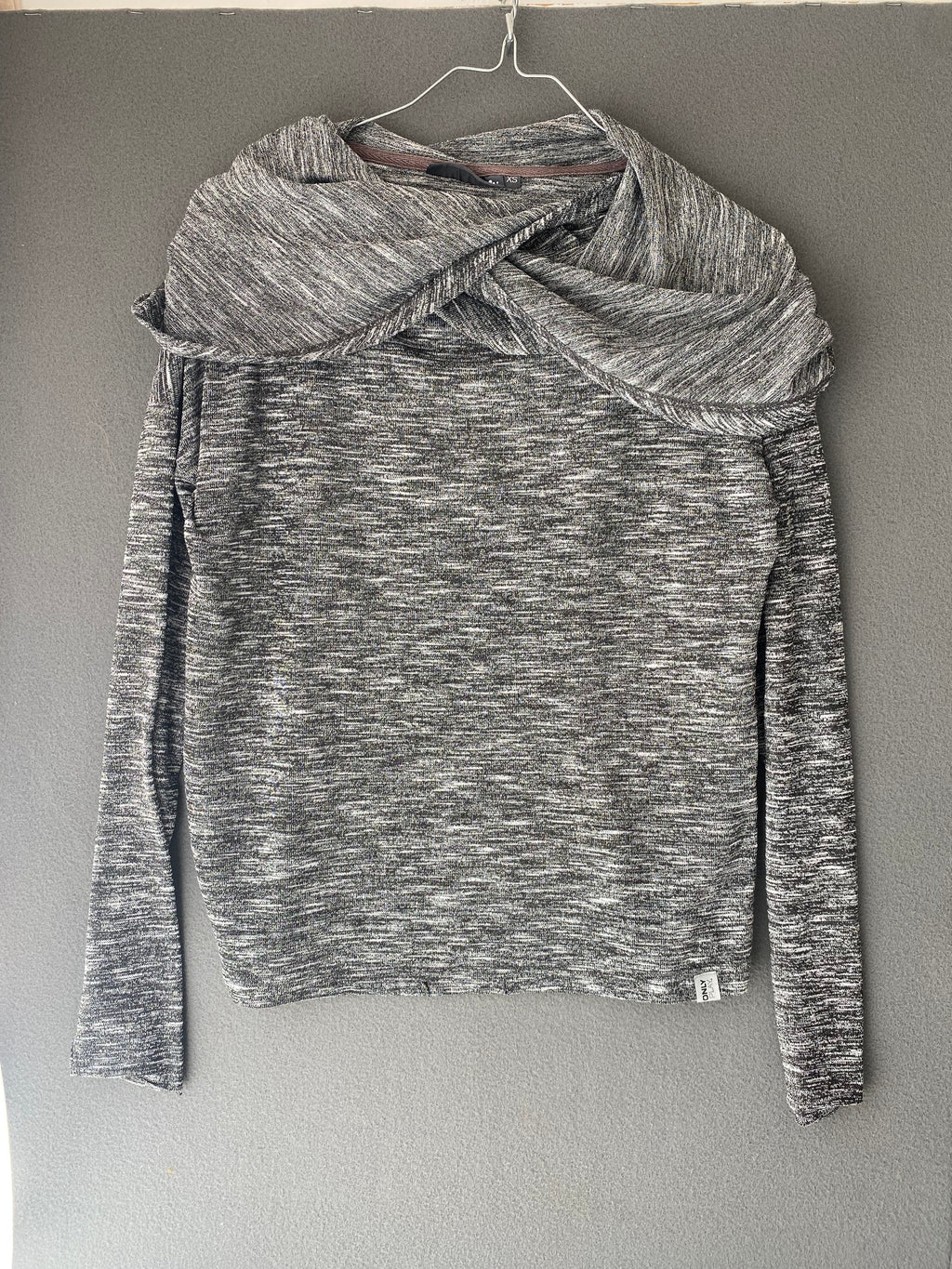 Top gris chiné à col drapé torsadé
