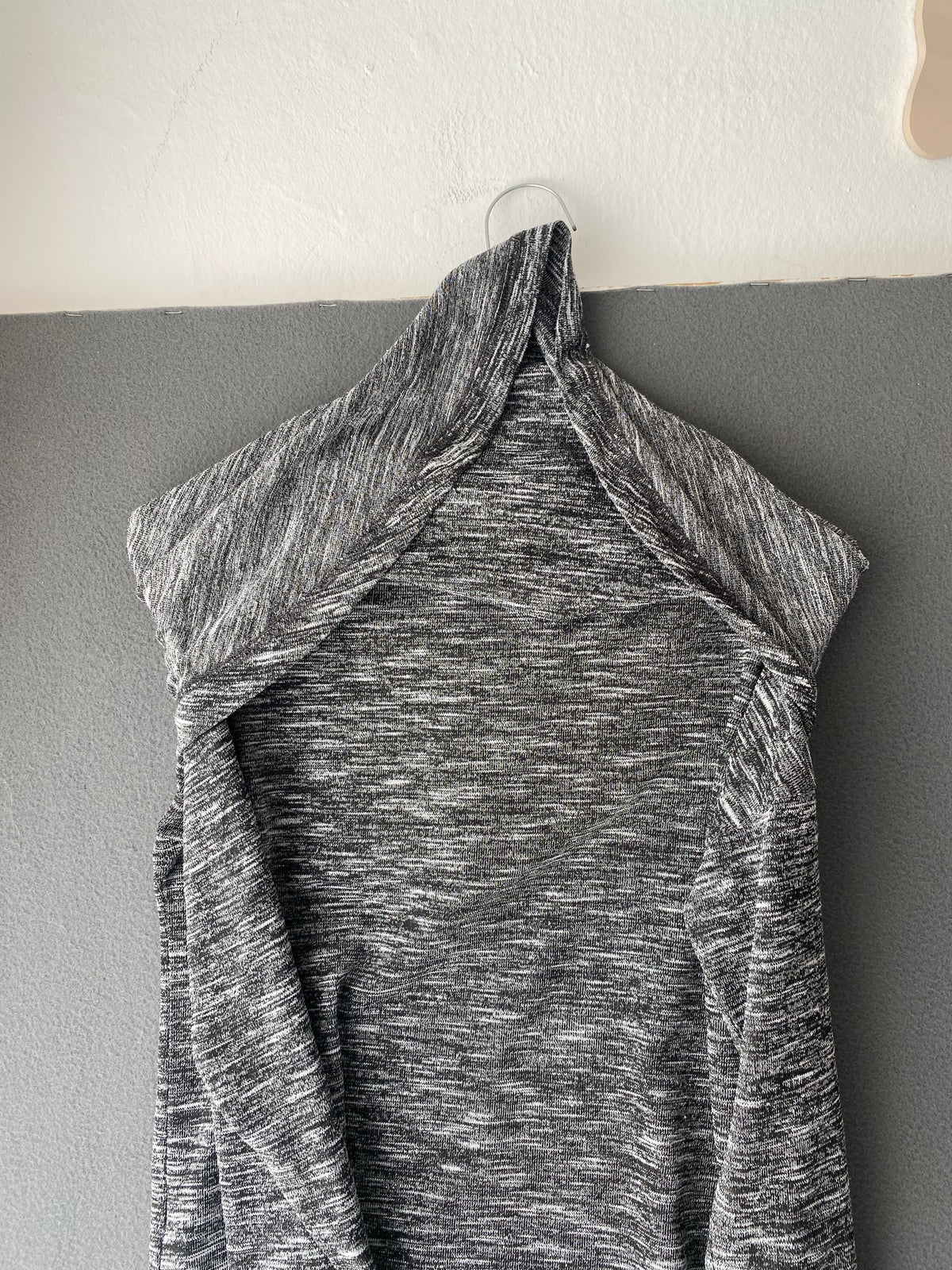 Top gris chiné à col drapé torsadé