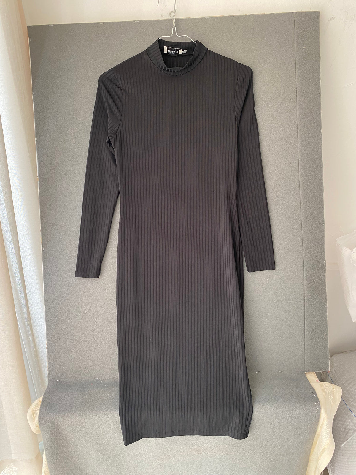 Robe midi noire côtelée à col montant