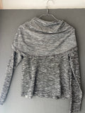 Top gris chiné à col drapé torsadé