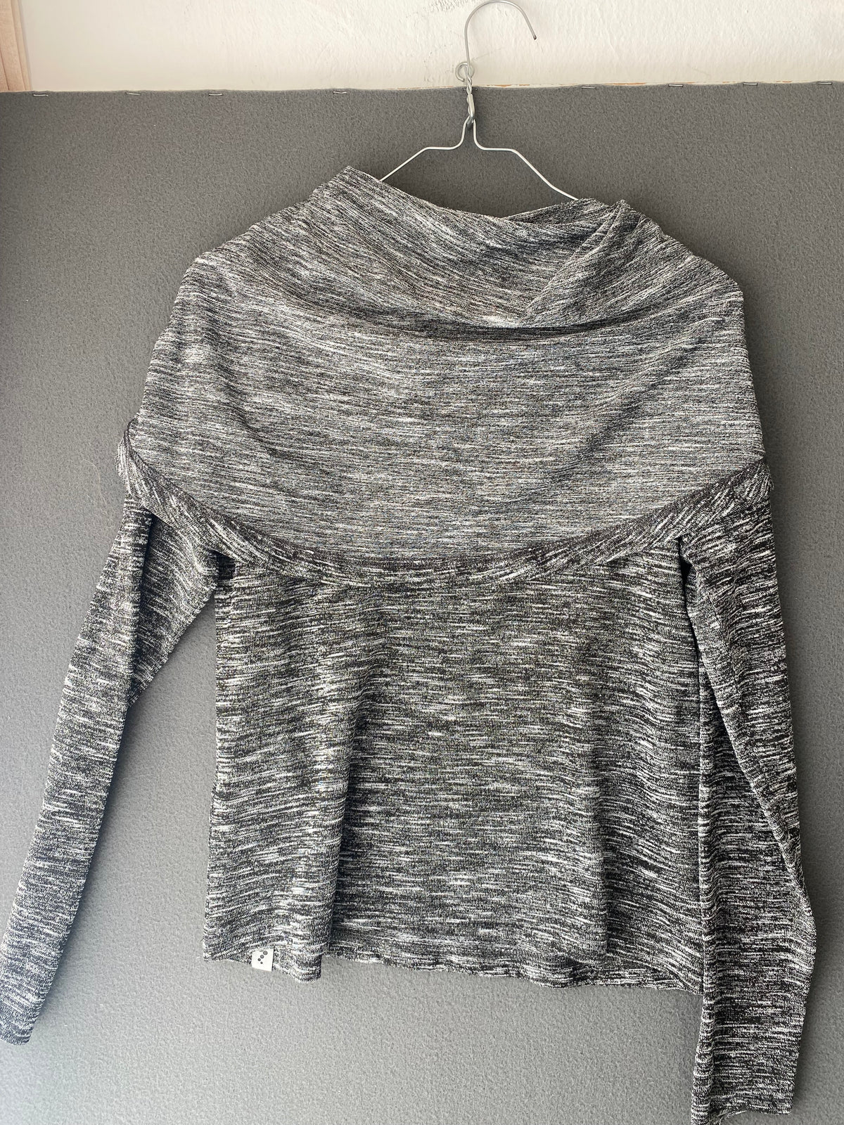 Top gris chiné à col drapé torsadé