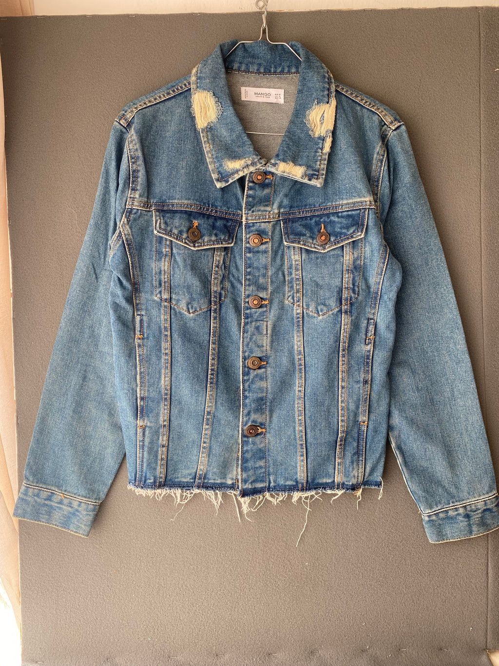 Veste en jean destroy à bas effiloché