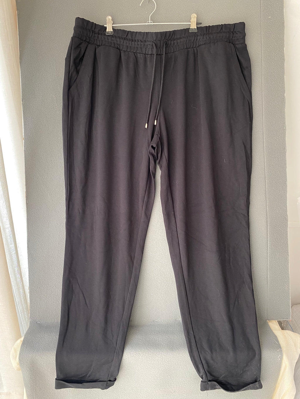 Pantalon de jogging noir fluide à revers