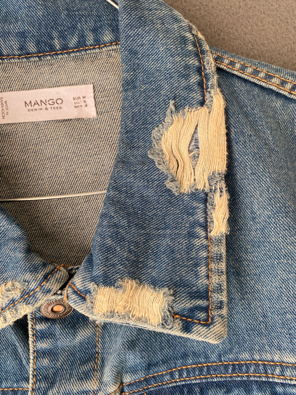 Veste en jean destroy à bas effiloché