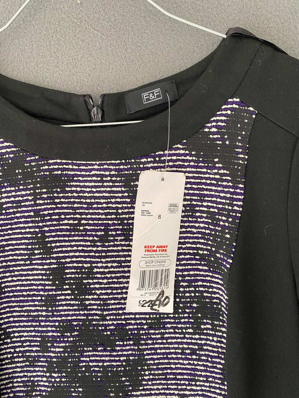 Robe fourreau noire à empiècement jacquard violet