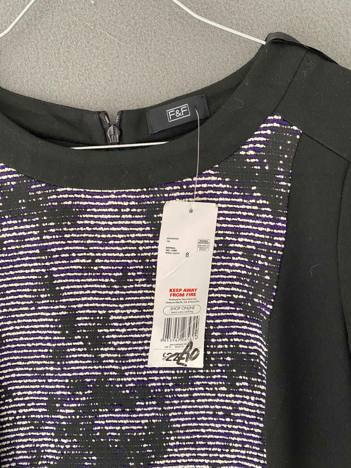 Robe fourreau noire à empiècement jacquard violet