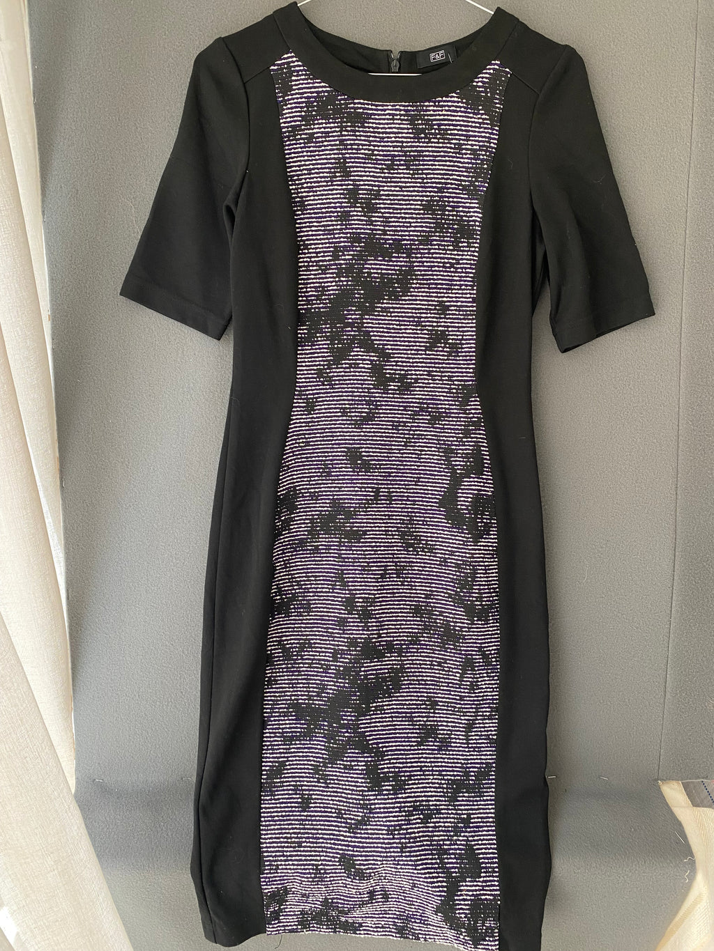 Robe fourreau noire à empiècement jacquard violet