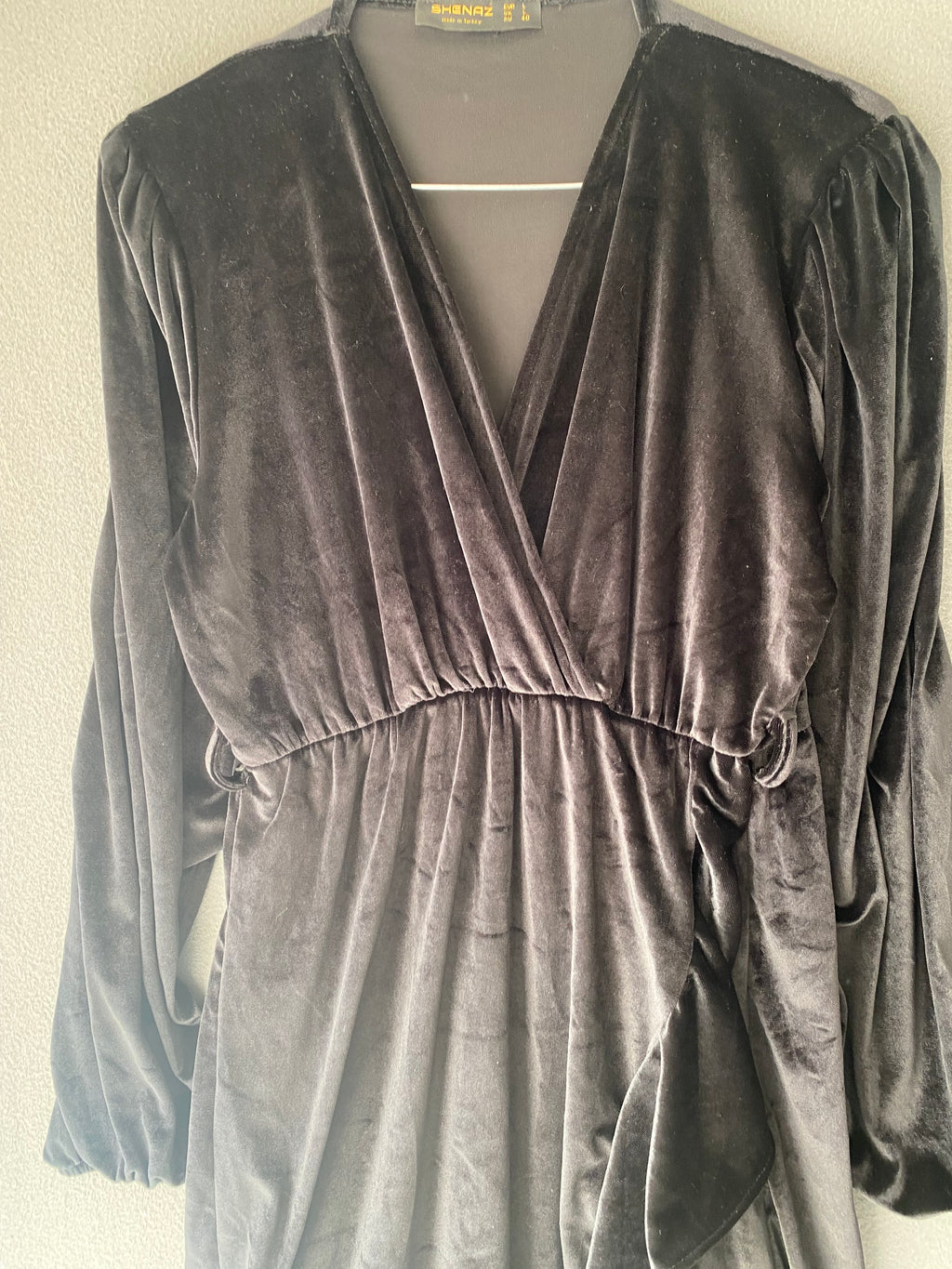 Robe portefeuille en velours noir à volant