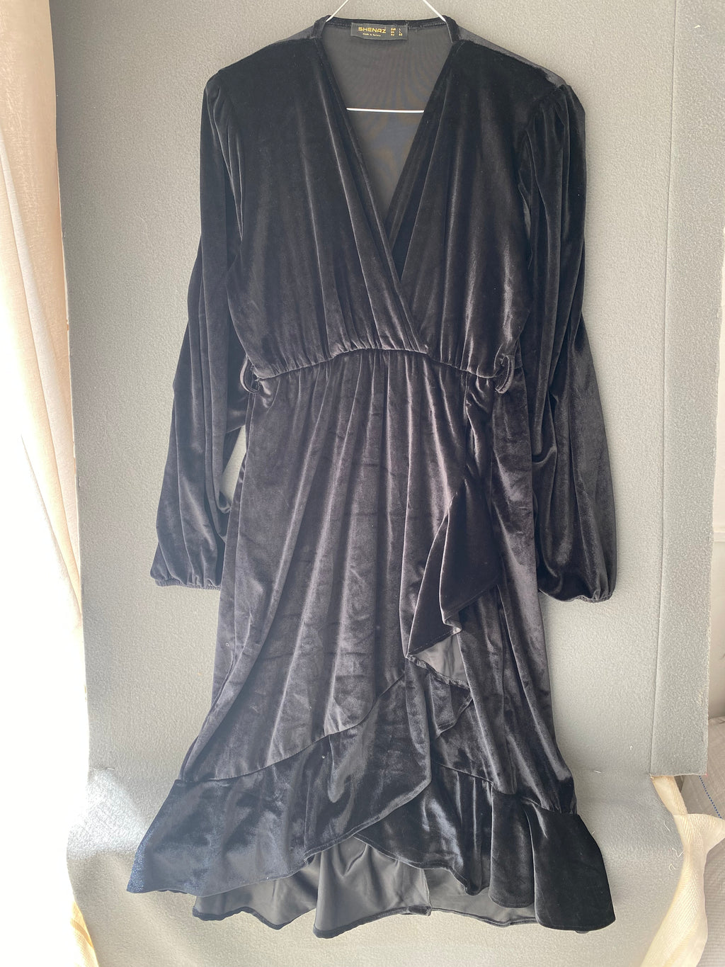 Robe portefeuille en velours noir à volant