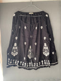 Blouse noire brodée argent à pompons
