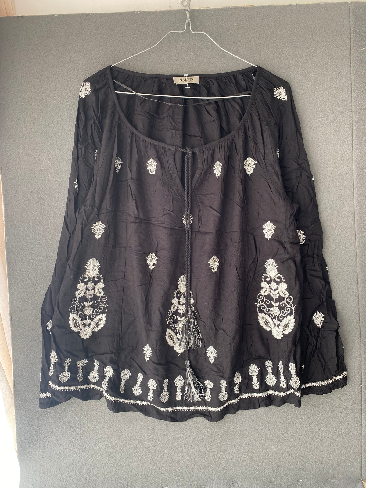 Blouse noire brodée argent à pompons