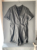 Combishort en simili cuir noir cache-cœur