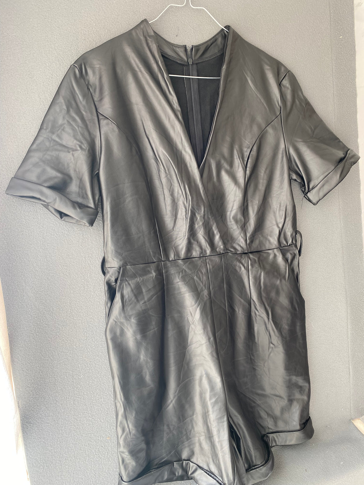 Combishort en simili cuir noir cache-cœur