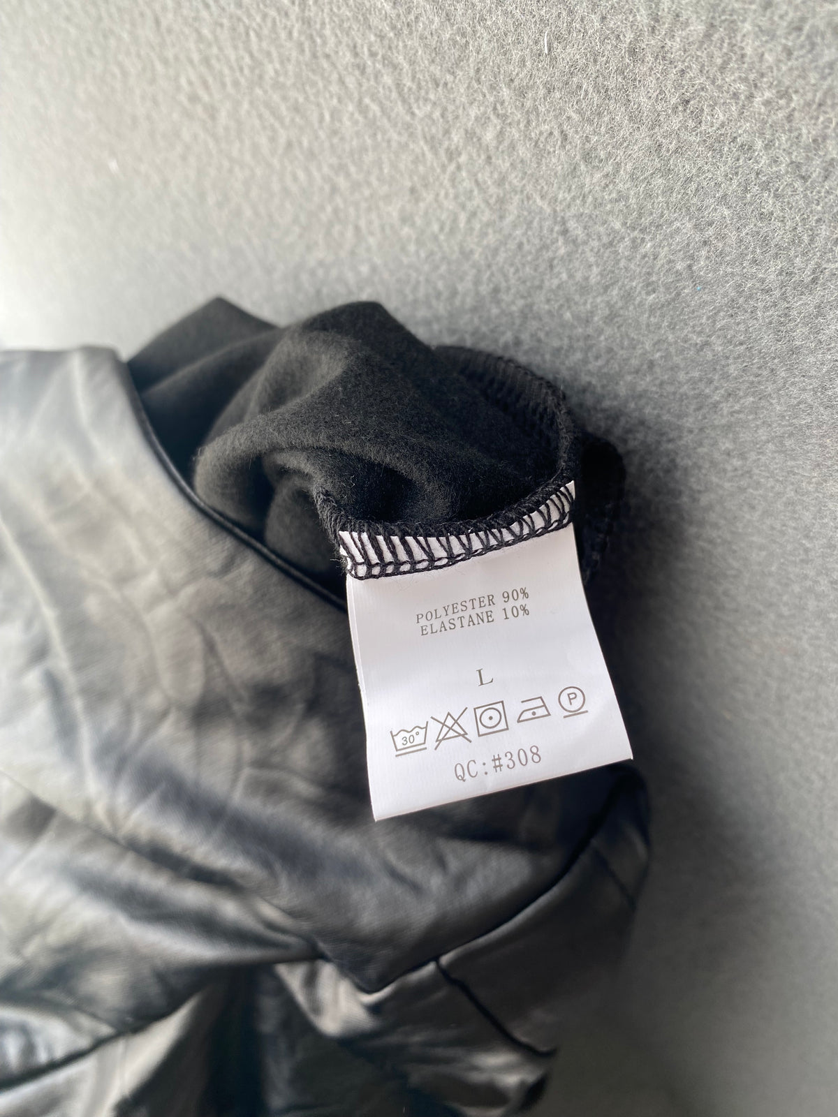 Combishort en simili cuir noir cache-cœur