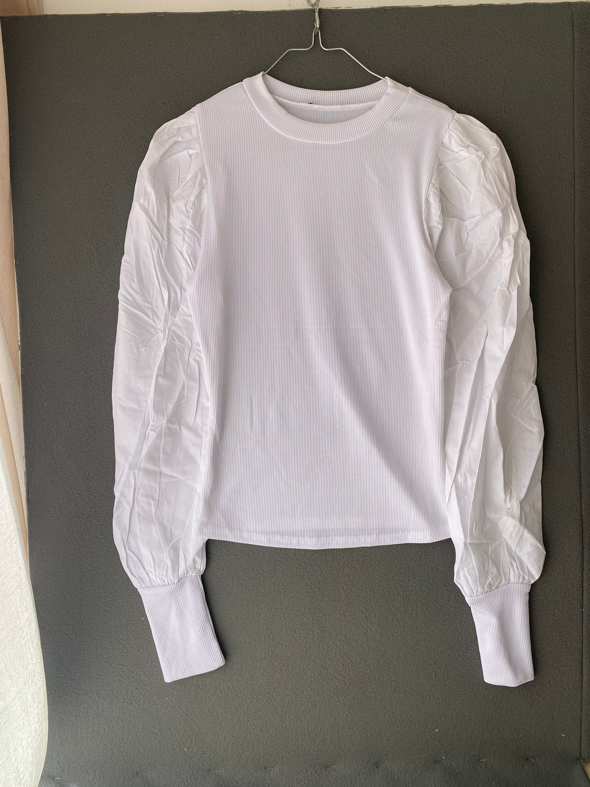 Top blanc côtelé à manches bouffantes en popeline