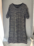 Robe droite noire pailletée à manches froncées