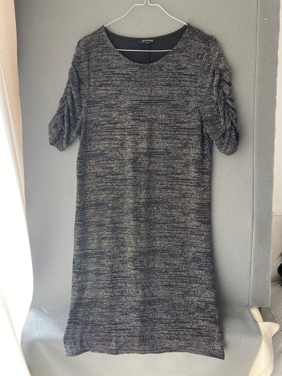 Robe droite noire pailletée à manches froncées
