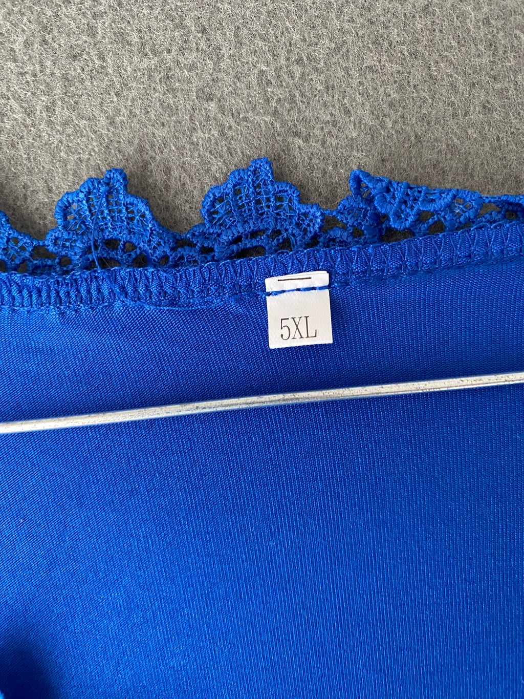 Blouse en dentelle guipure bleu roi
