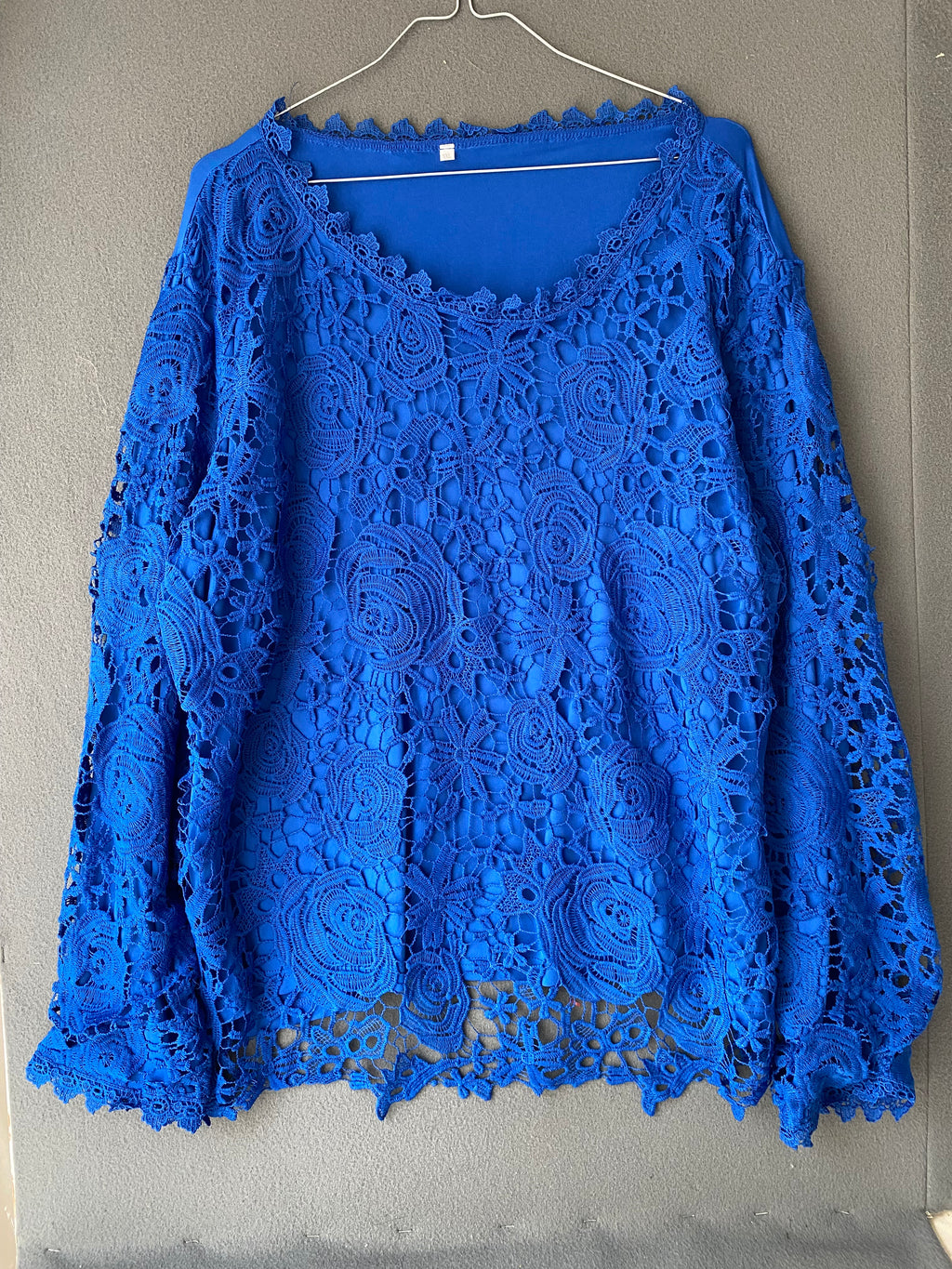 Blouse en dentelle guipure bleu roi