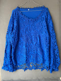 Blouse en dentelle guipure bleu roi