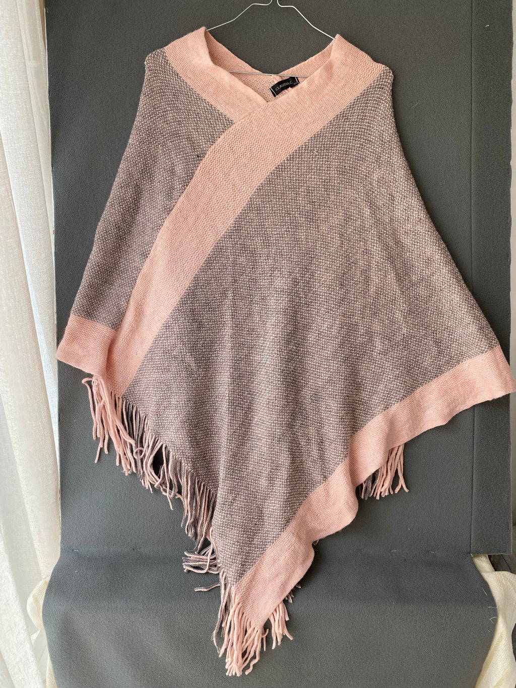 Poncho gris et rose à franges