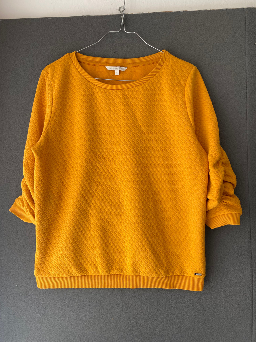 Sweat texturé jaune moutarde à manches froncées