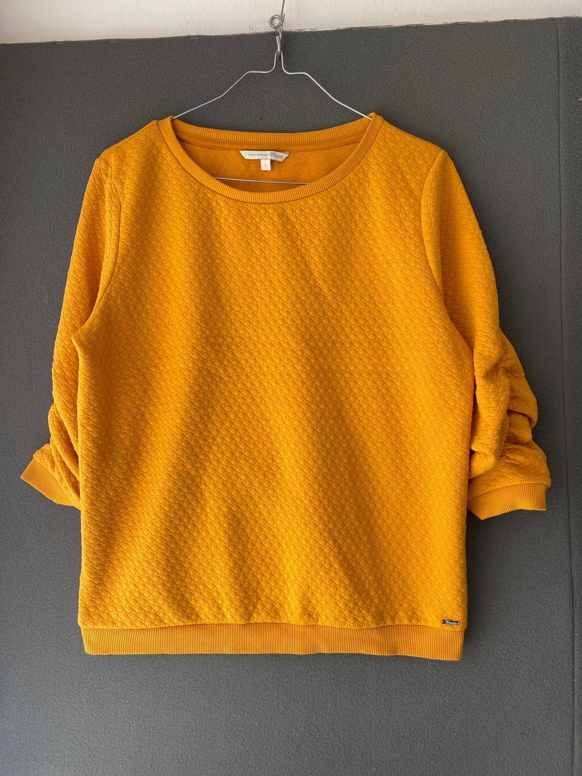 Sweat texturé jaune moutarde à manches froncées