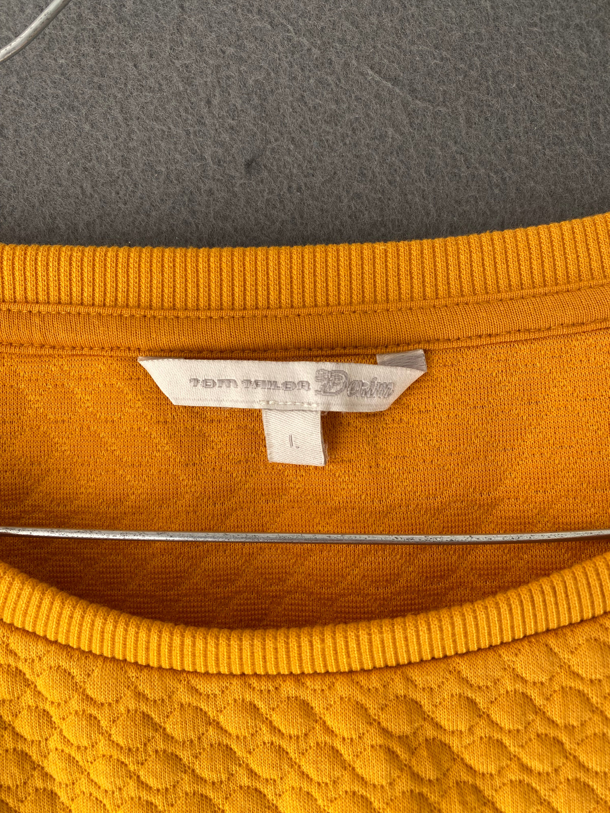 Sweat texturé jaune moutarde à manches froncées
