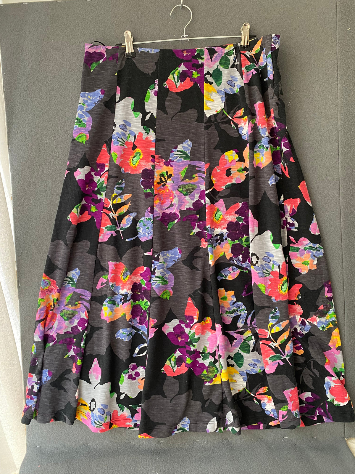 Jupe midi évasée à fleurs multicolores
